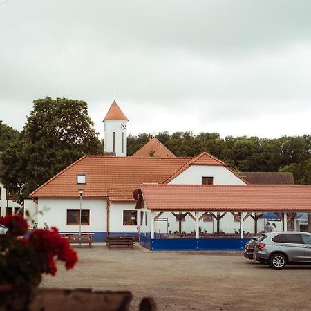 Cechuv Dvur Hotel Louka  Buitenkant foto