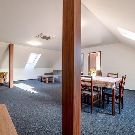 Cechuv Dvur Hotel Louka  Buitenkant foto