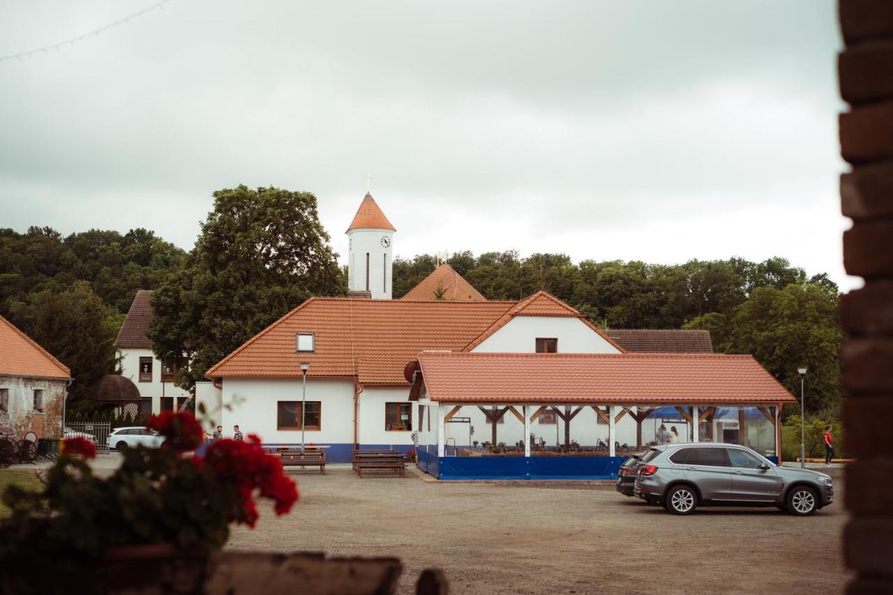 Cechuv Dvur Hotel Louka  Buitenkant foto