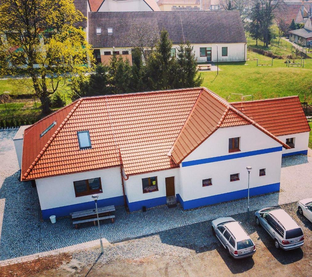Cechuv Dvur Hotel Louka  Buitenkant foto